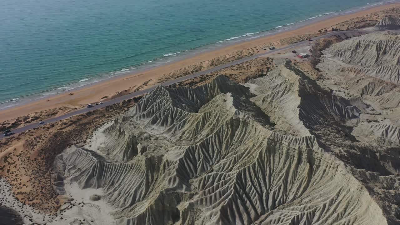 vista aérea de la escarpada costa junto a la playa y el mar de arabia en baluchistán