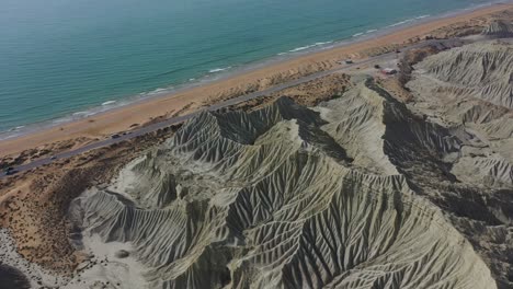 巴洛奇斯坦的海<unk>和阿拉伯海旁边的崎<unk>海岸线的空中景色