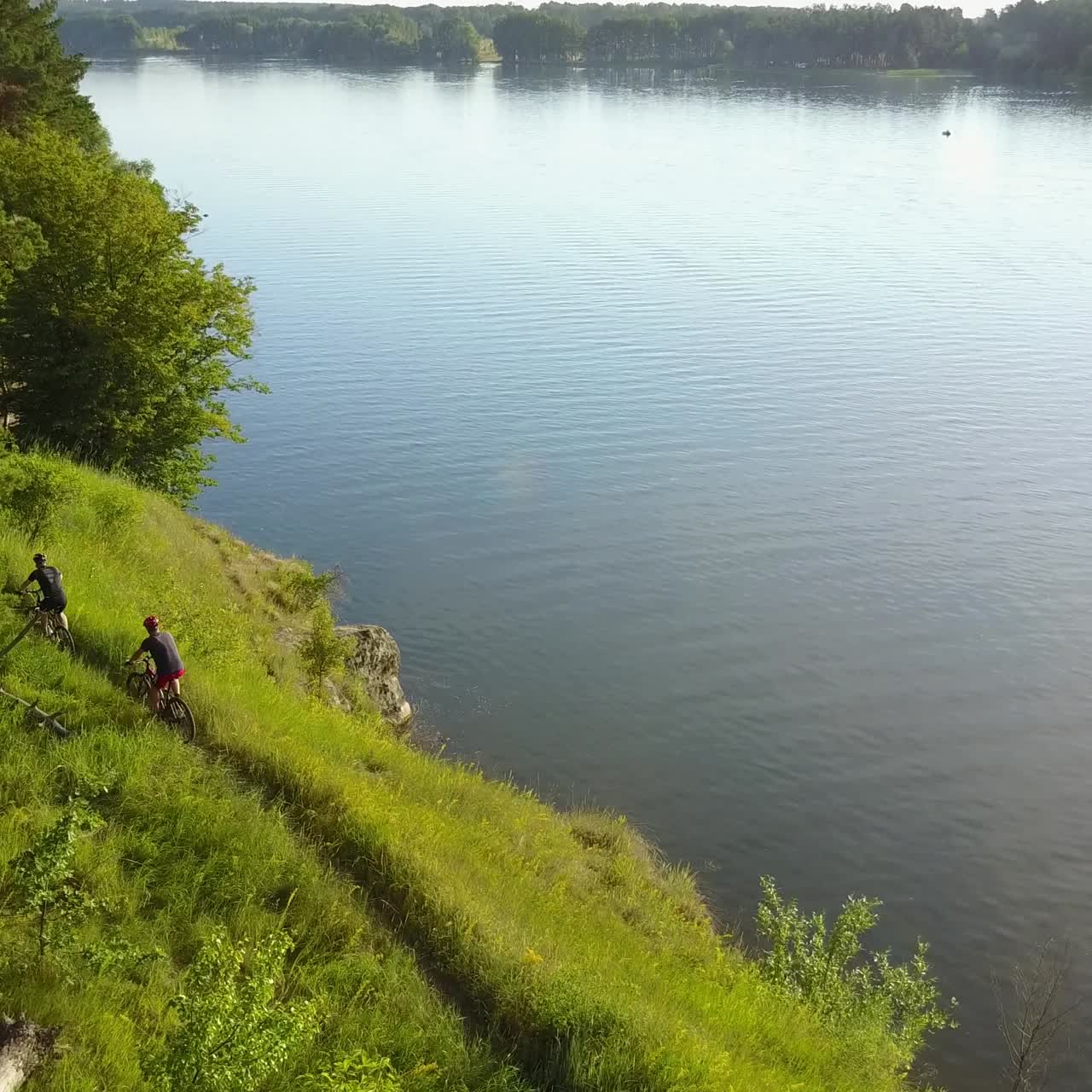 двое друзей ездят на велосипеде