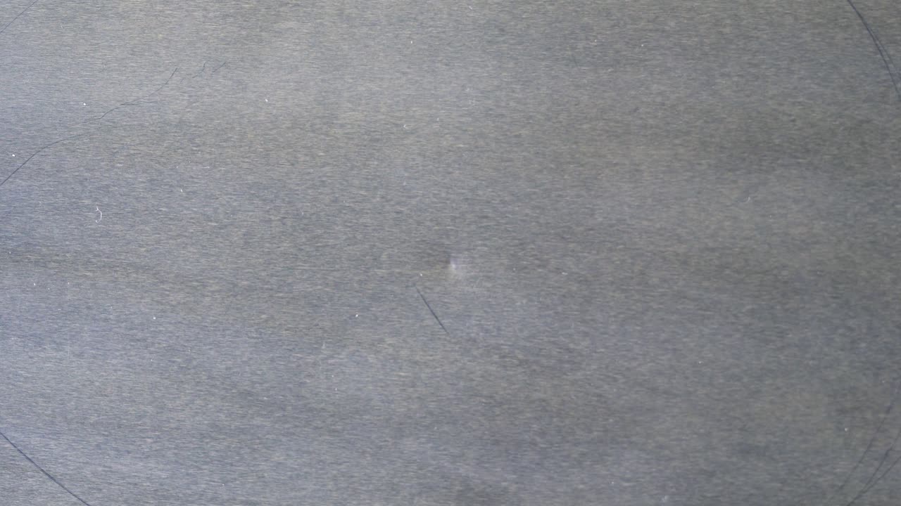 바탕에 회색 물질 조각