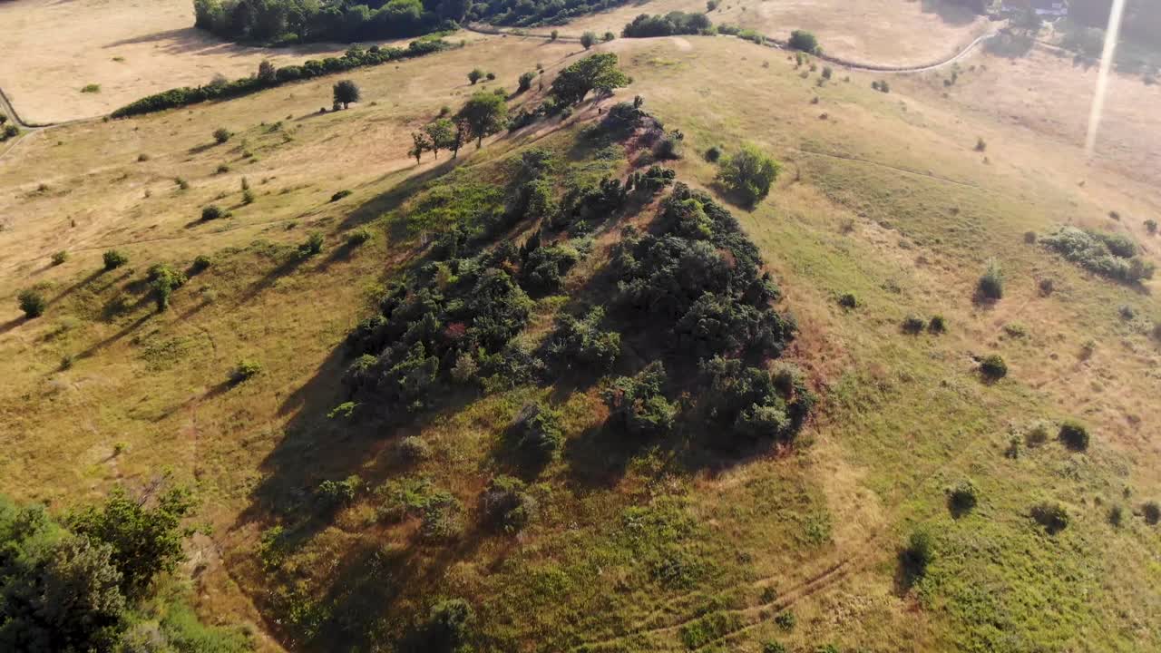 덴마크의 젤랜드 주 오드셰레드의 푸른 언덕과 나무가 있는 아름다운 풍경의 공중 풍경