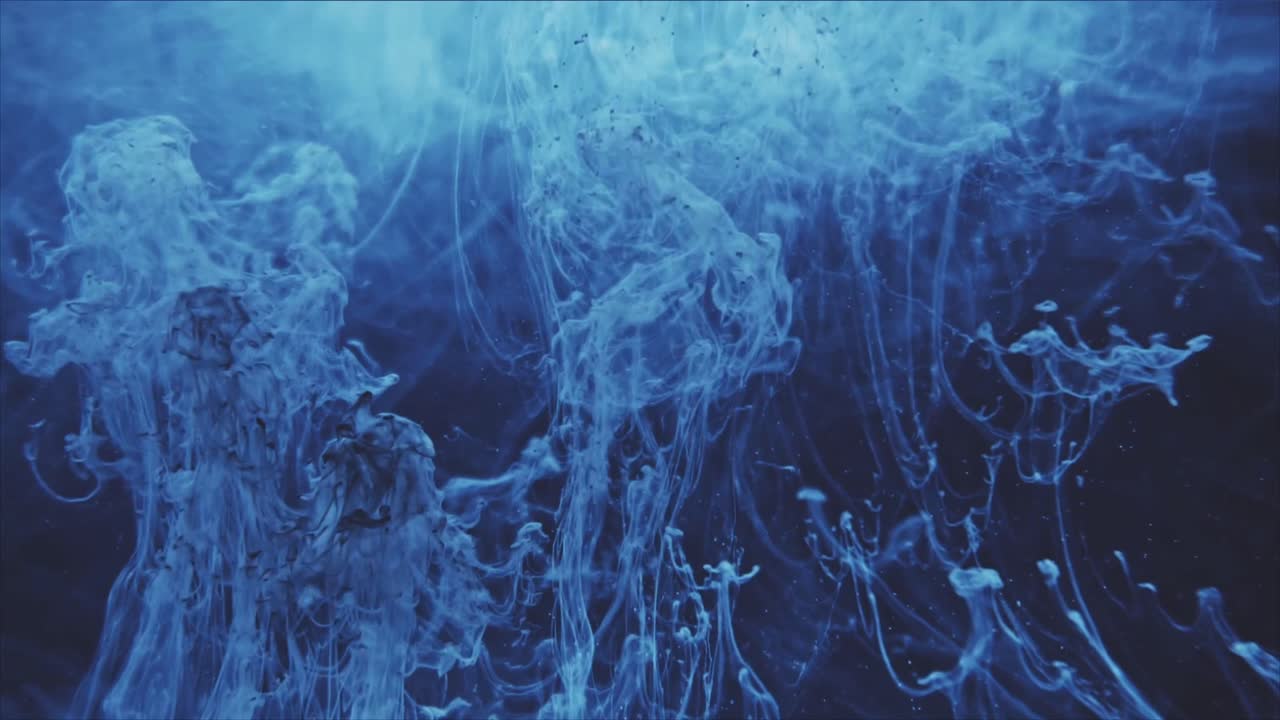 Inchiostro blu astratto che vortica e si diffonde nell'acqua