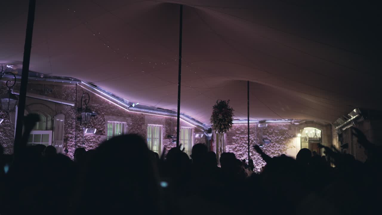 파티에서 춤을 추는 사람들