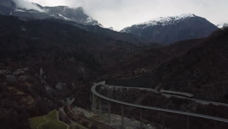 Vista-De-Pájaro-Sobre-El-Viaducto-Égratz,-Un-Puente-Curvo-De-Vigas-De-Hormigón-En-Los-Alpes-Franceses,-Cerca-De-Suiza-E-Italia