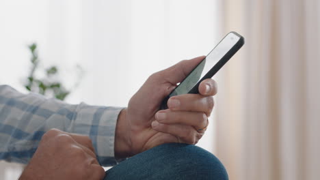 Cerrar-Las-Manos-De-Un-Hombre-Usando-Un-Teléfono-Inteligente-Explorando-Planos-De-Edificios-Arquitectónicos-En-La-Pantalla-Del-Teléfono-Móvil-Planificando-La-Renovación-Del-Hogar-Imágenes-De-4k