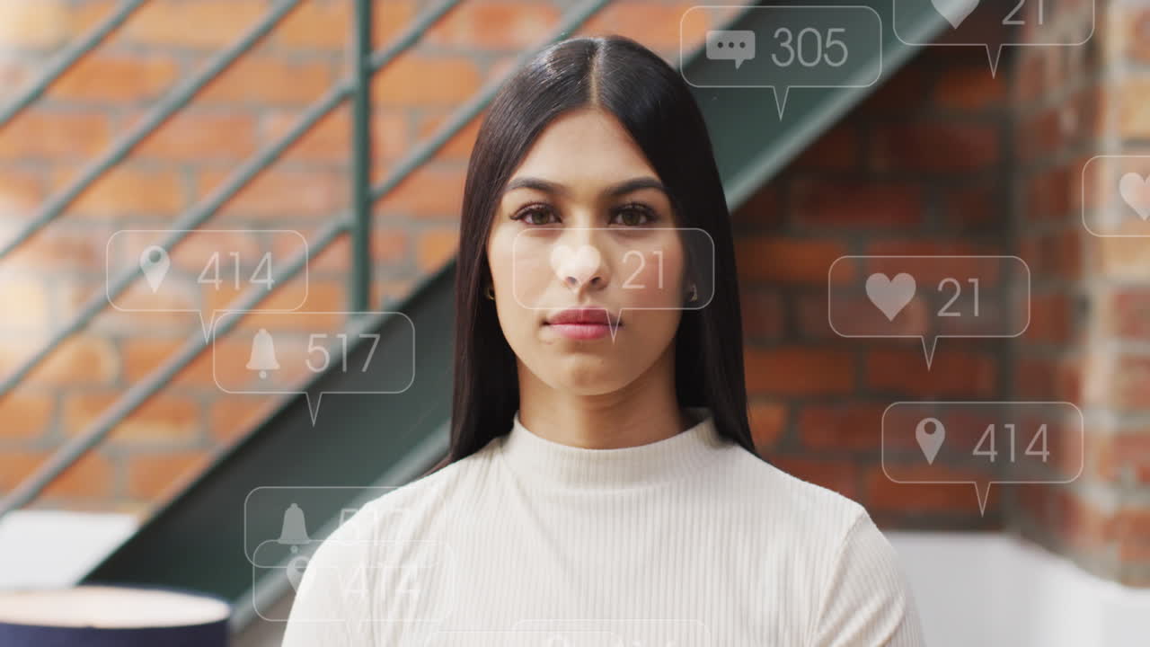 animación de iconos de las redes sociales flotando contra una mujer de negocios biracial sonriendo en la oficina.