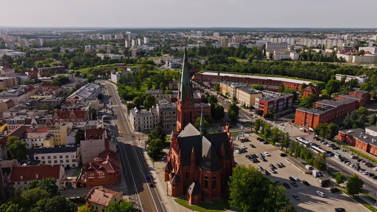 Drone fanger Toruns skyline med Sankt Katharina Kirke, der gløder i solnedgangen.
