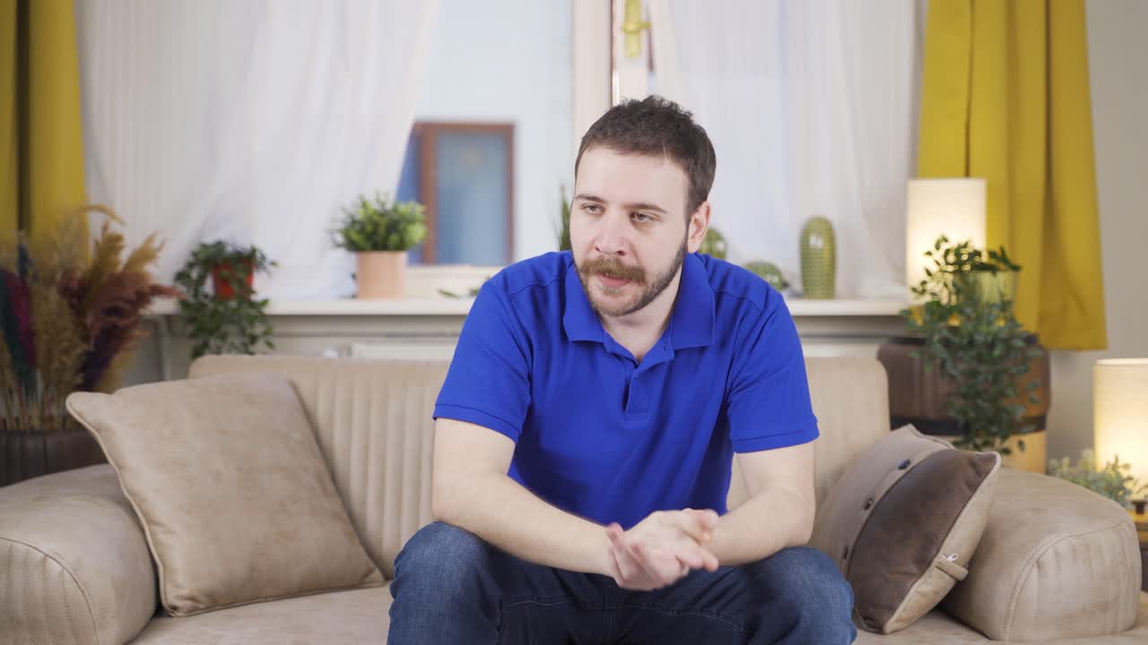 el hombre que está enojado consigo mismo y tiene defectos.