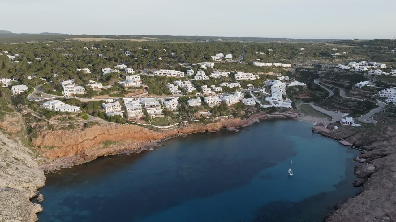 Luftfoto-tilbagetrækning etablerer den naturskønne kystby Cala Morell, Spanien.