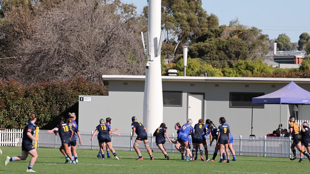 팀들은 야외에서 역동적인 럭비 경기에서 경쟁합니다.