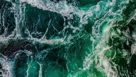 las olas de agua del río y el mar se encuentran durante la marea alta y la marea baja.