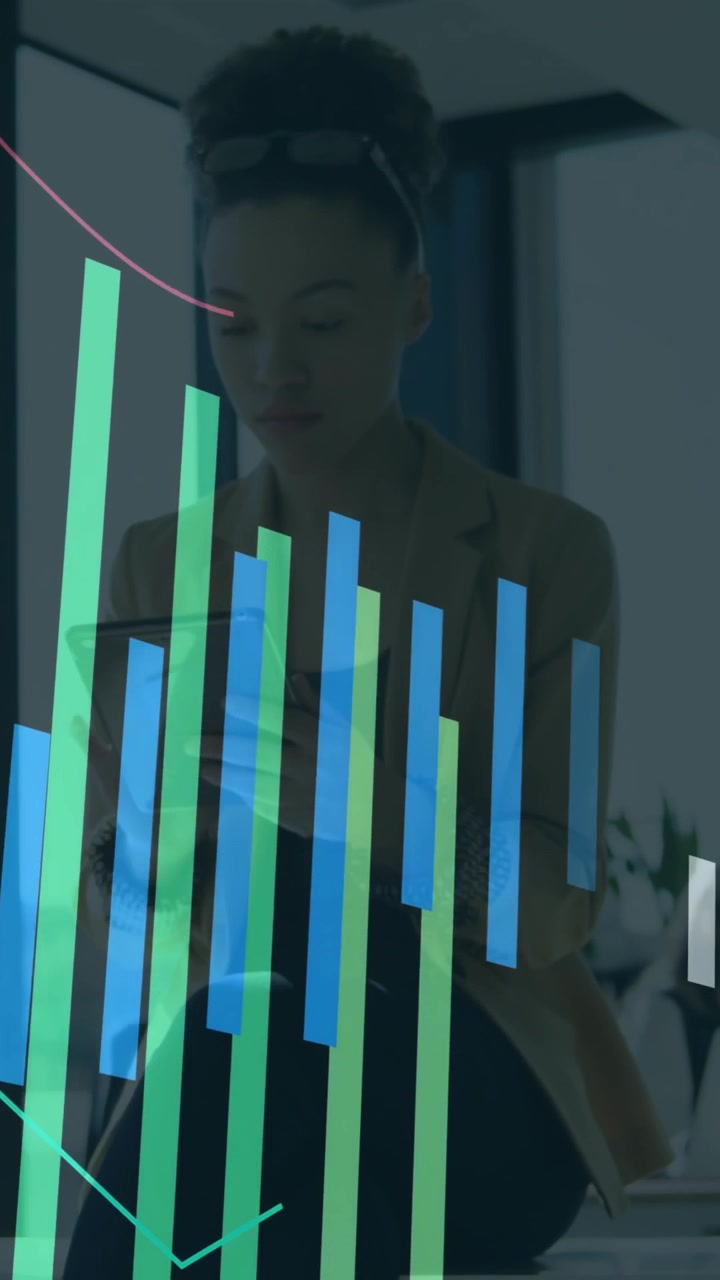 På kontor analyserer en forretningsperson finansielle diagrammer og grafer på skrivebordet.