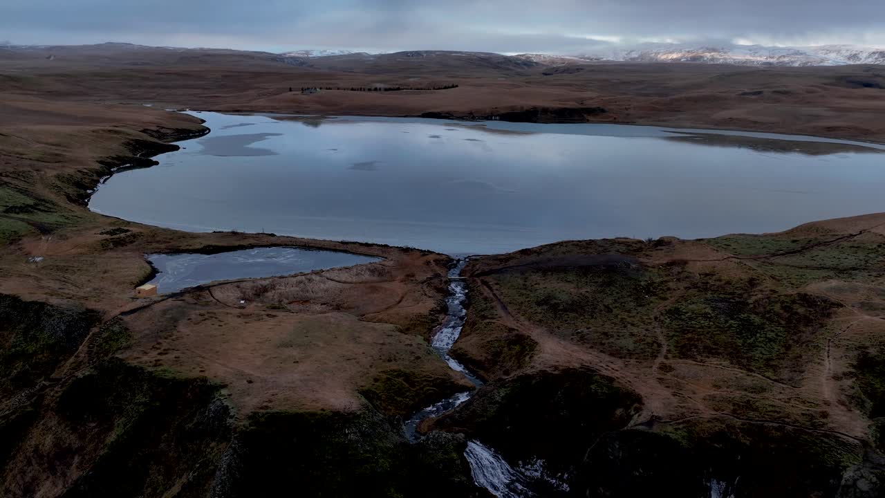 vista panorámica de la cascada de systrafoss y el lago systravatn en el sur de islandia - toma de avión no tripulado