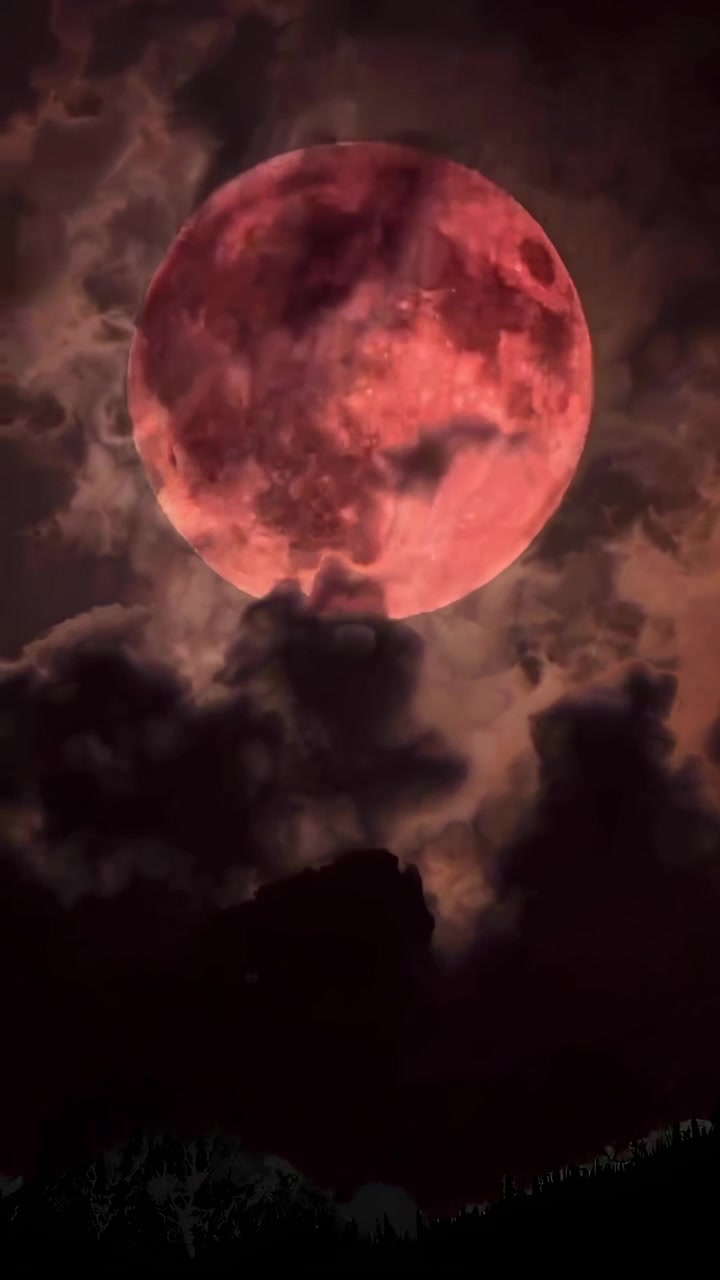 Lua de Sangue Sinistra com Nuvens Escuras Sobre Montanhas Silhuetadas
