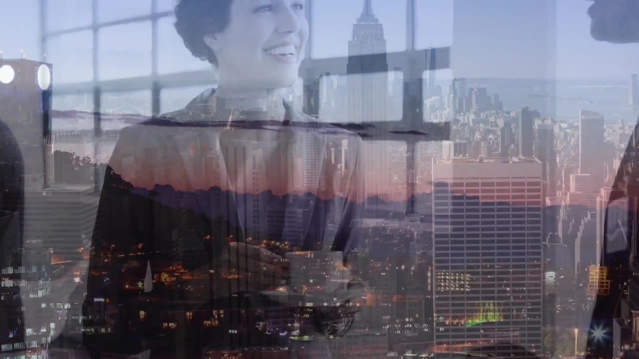 animación de compañeros de trabajo caucásicos hablando sosteniendo una taza de té en el paisaje urbano iluminado en el fondo.