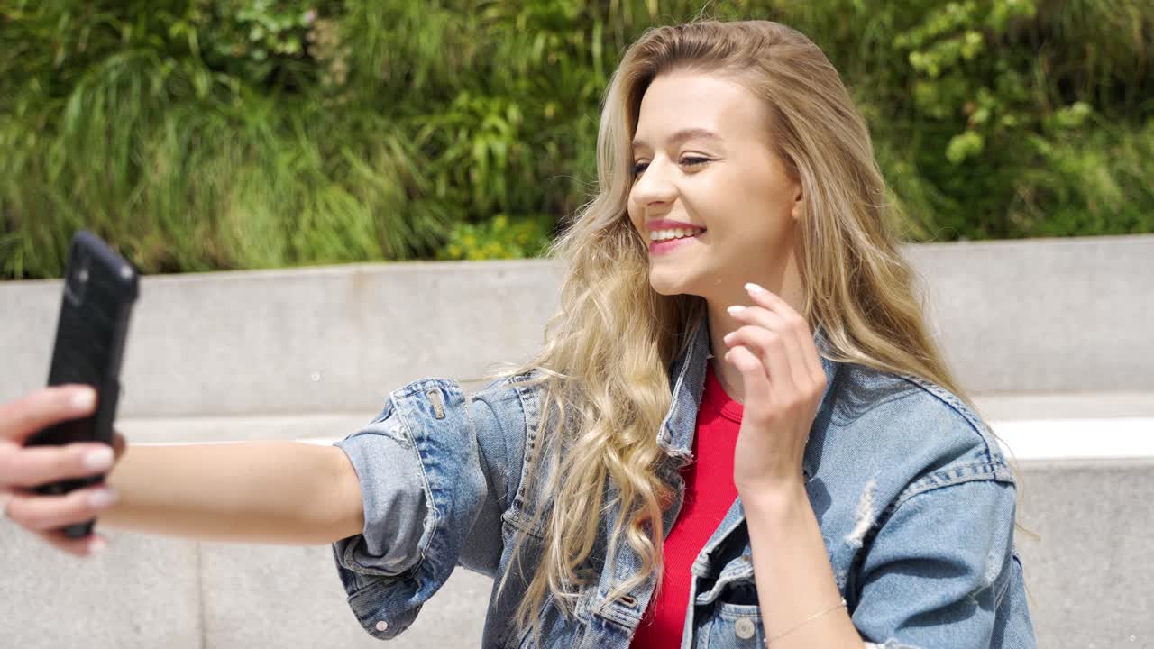 mujer tomando una selfie al aire libre