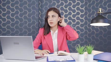 una joven mujer de negocios ansiosa y temerosa.