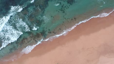 Unberührte-Blaue-Ozeanwellen,-Die-Auf-Einen-Wunderschönen-Strand-Stürzen