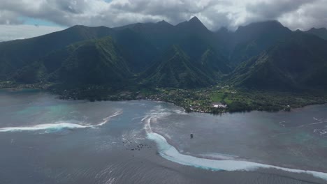 Küsten-Teahupoo-Tahiti-Luftdrohne-Ansicht-Perspektive-Französisch-Polynesien-Korallenriff-Surfen-Brechen-Wellen-Berge-Pazifischer-Ozean-Kanal-Boote-Bewölkt-Sonnig-Tagsüber-Punkt-Faremahora-Pass-Havae-Vorwärtsbewegung