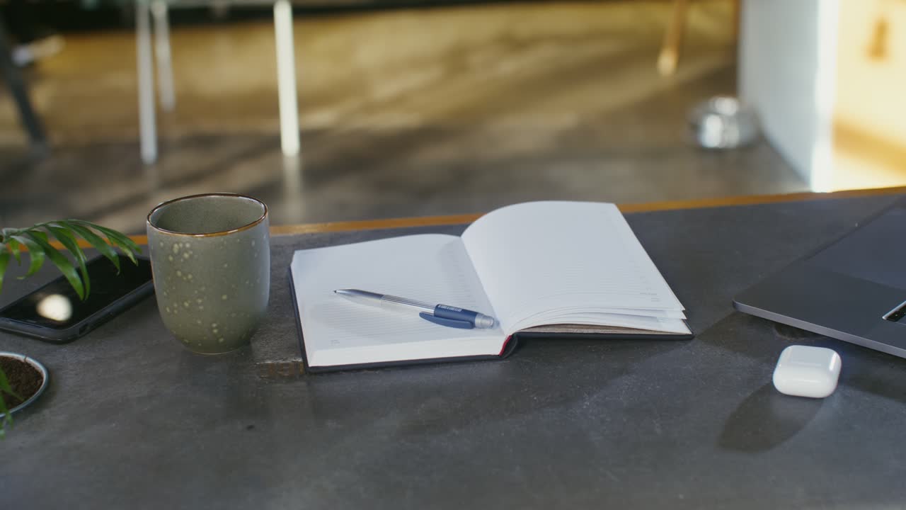 노트북과 노트북이 있는 현대적인 작업 공간