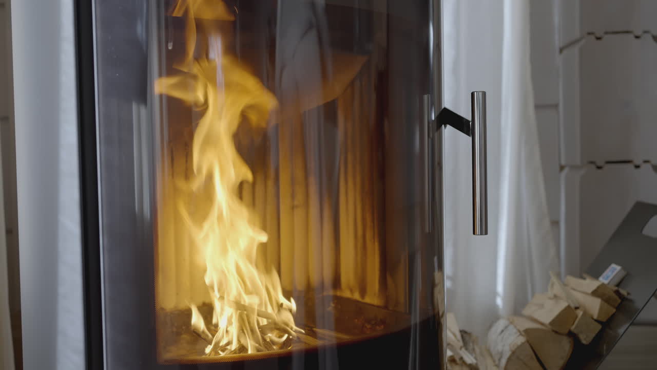 estufa moderna de leña con llamas