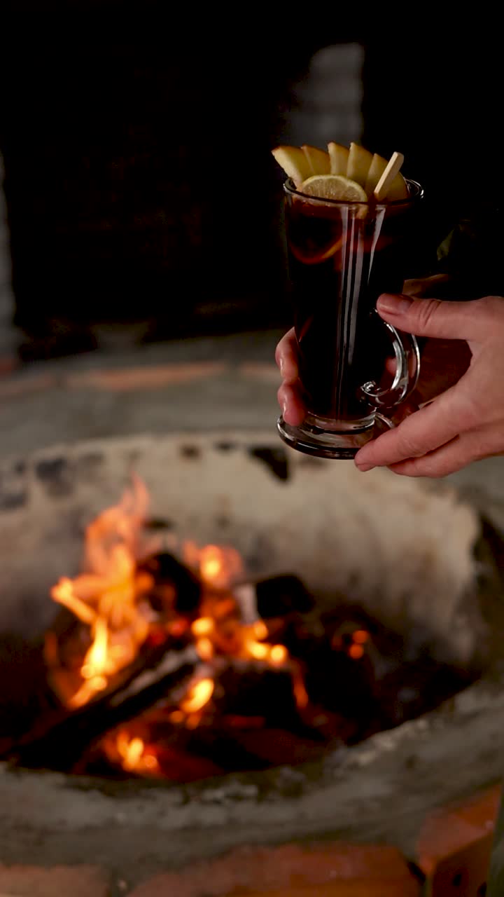 vino caliente junto a un fuego acogedor