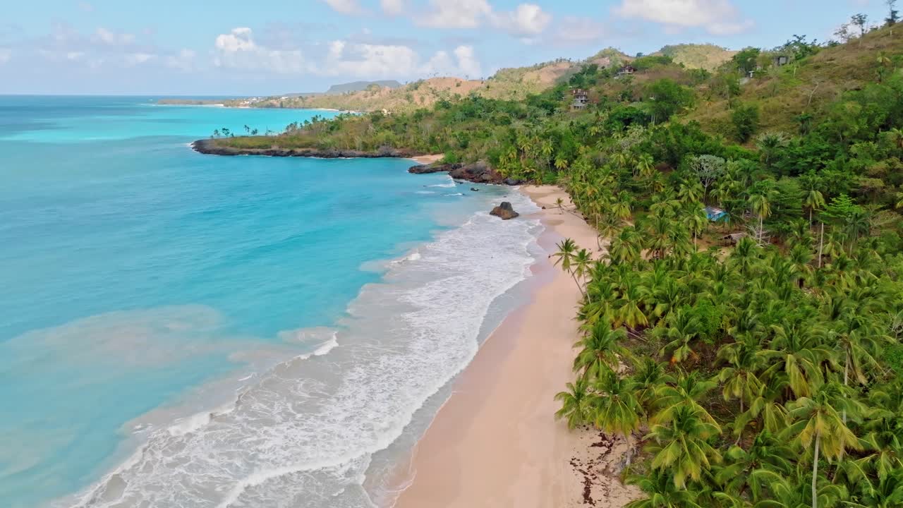 пляя колорада пляж между бирюзовыми водами и пальмовым лесом, лас галерас, самана в доминиканской республике