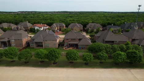 Imágenes-Aéreas-De-Varias-Casas-En-El-Barrio-De-La-Ciudad-De-Trophy-Club-En-Texas