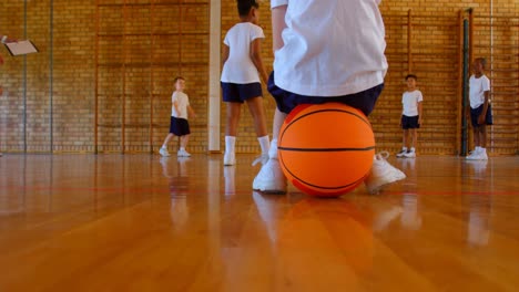 Schulmädchen-Sitzt-Auf-Basketball-Auf-Dem-Basketballplatz-Der-Schule-4k