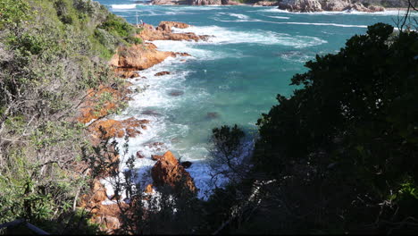 um lindo dia de verão com vista para as cabeças de knysna de um ponto de vista do oceano índico, coney glen e do estuário