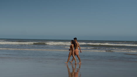 Süßes-Paar,-Das-Am-Strand-Spaziert