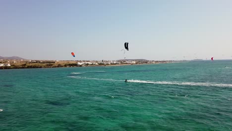 Kamerafahrt-Aus-Der-Nähe-Von-Menschen,-Die-Vor-Der-Küste-Griechenlands-Kitesurfen