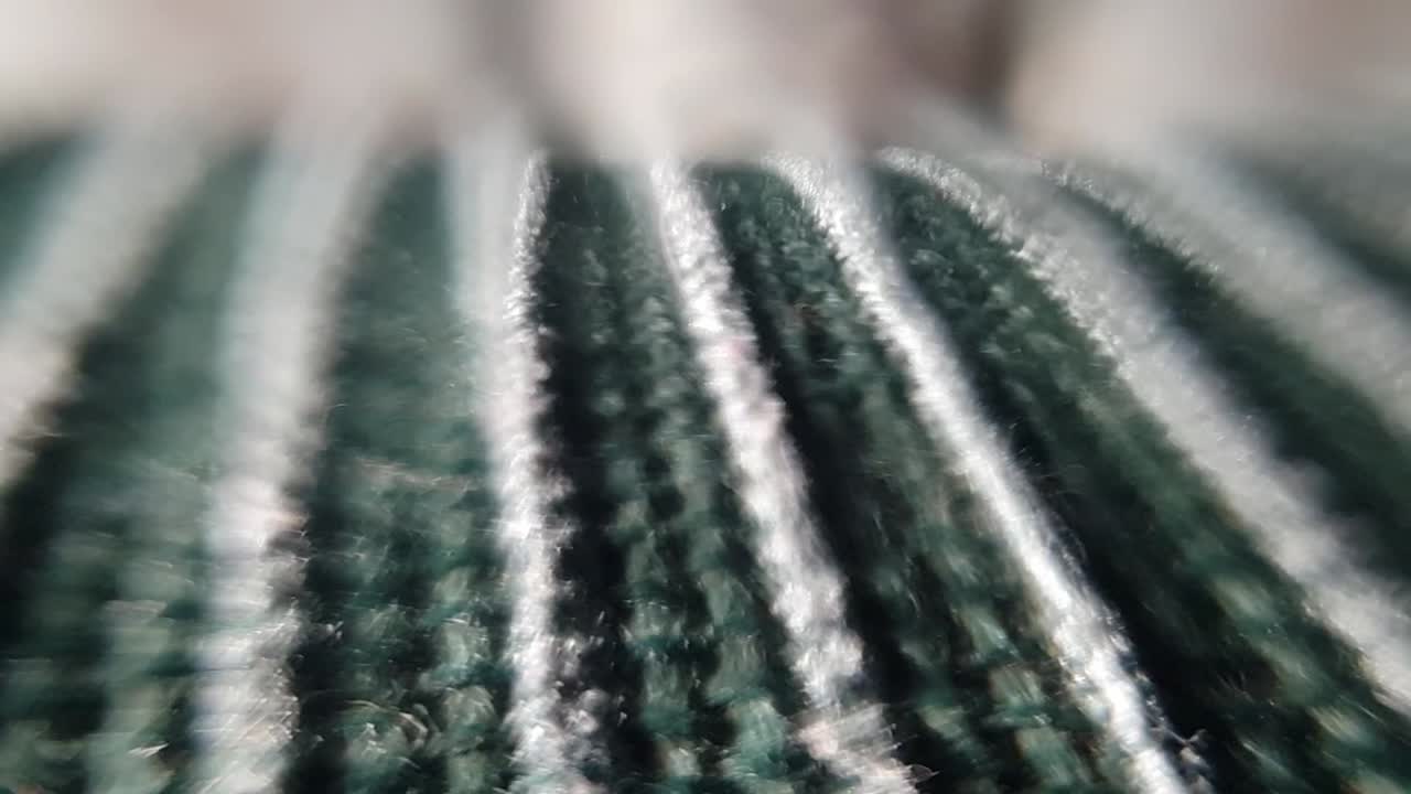 초현실적인 광학 흐림으로 움직이는 패브릭 섬유 라인의 추상 매크로