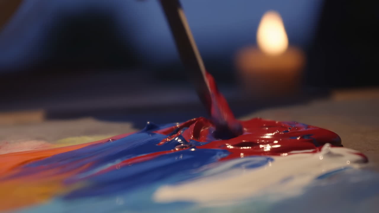 Close-up de Espátula de Pintura Misturando Tintas Vibrantes