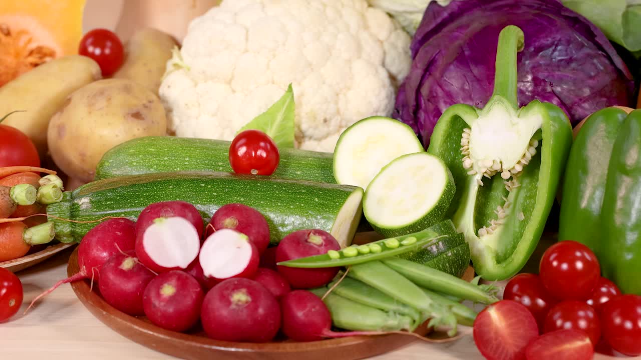 신선한 채소의 활기찬 품종은 끔하게 배열되어 있으며, 밝은 조명 속에서 다양한 색상과 질감을 보여줍니다.