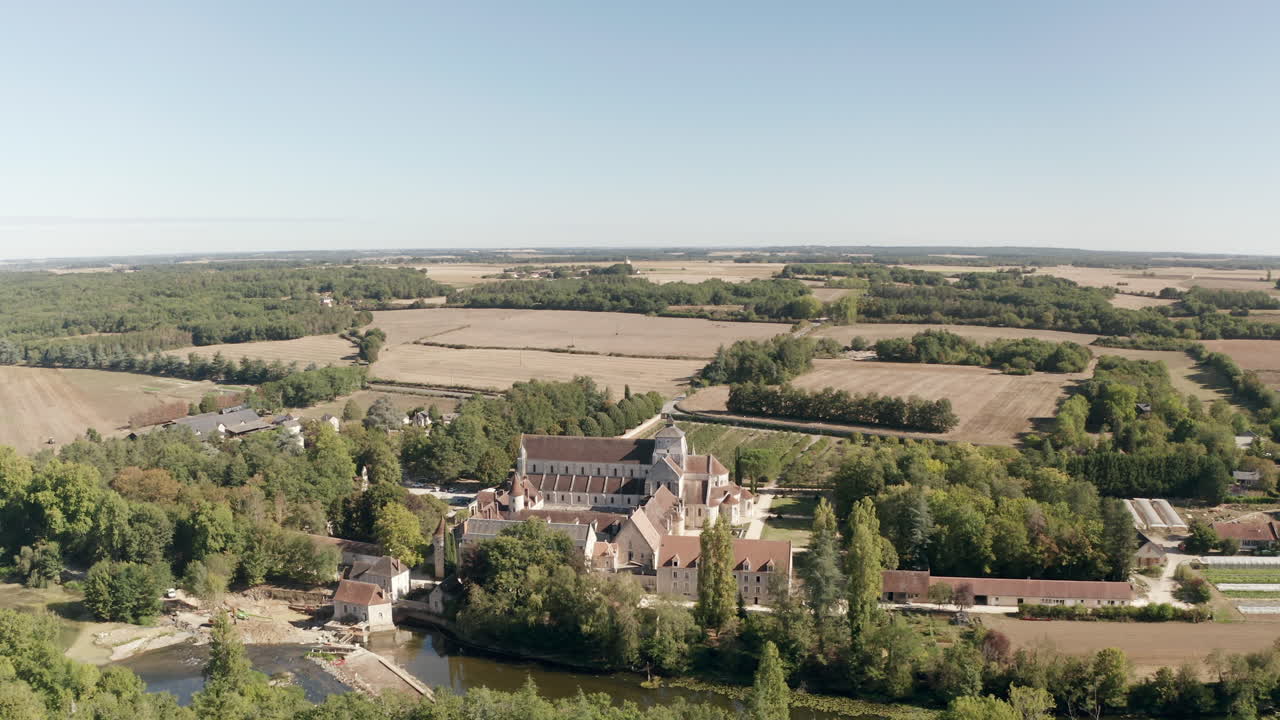 Vista aerea da drone della splendida Abbazia di Fontgombault o Abbazia di Notre-Dame.