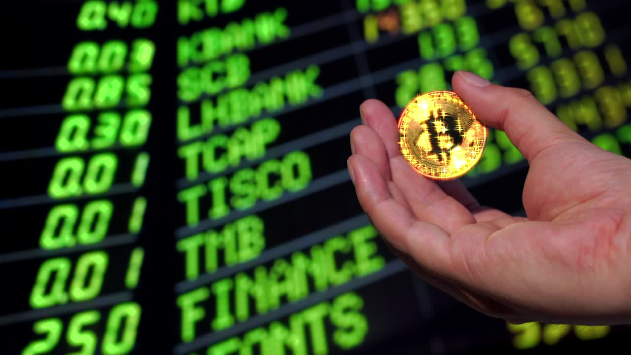 비트코인을 들고 있는 4k 사업가는 사이버 네트워크 전자 화폐이며, 배경은 디지털 주식 스크린입니다.