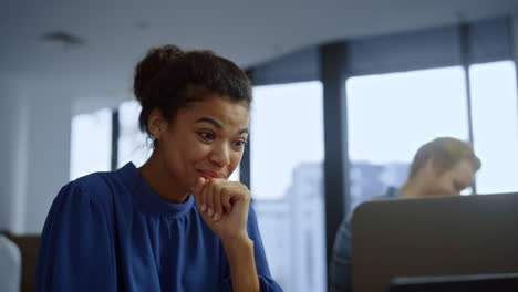 Empresaria-Leyendo-Buenas-Noticias-En-La-Pantalla-Del-Portátil.-Mujer-Usando-Computadora