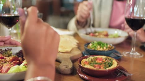 Nahaufnahme-Von-Zwei-Personen,-Die-In-Einem-Restaurant-Ein-Gesundes-Abendessen-Mit-Rotwein-Genießen