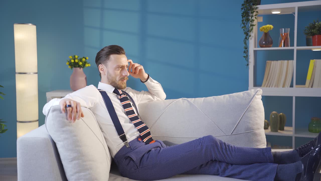 세련되고 우아한 남자는 그의 머릿속에서 계획을 상상하고, 생각하고 아이디어를 떠올리고 있습니다.