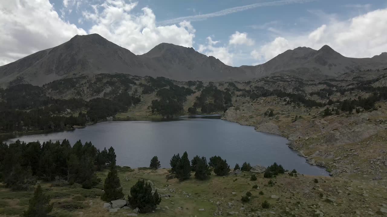 vista de drones llegando al lago frente a las montañas