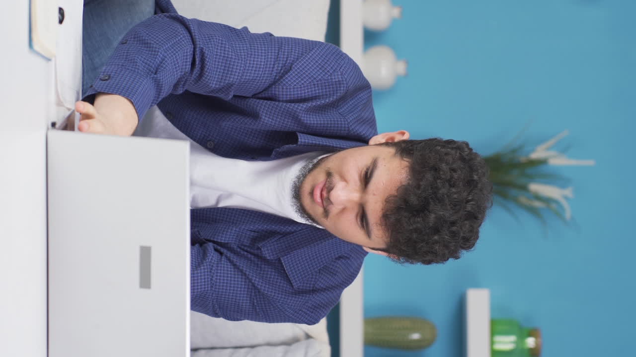 el video vertical del hombre exitoso es feliz.