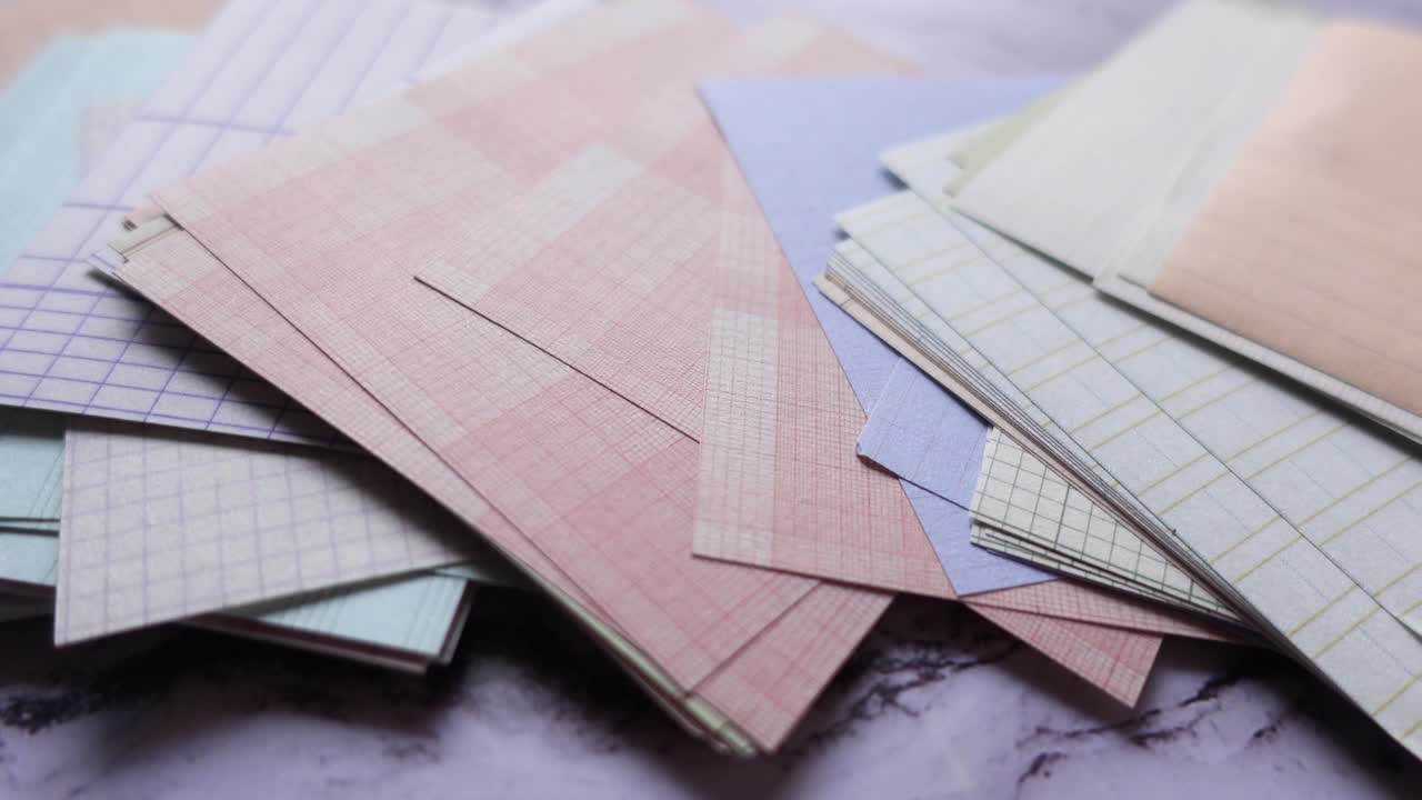 papel viejo alineado en la mesa ,