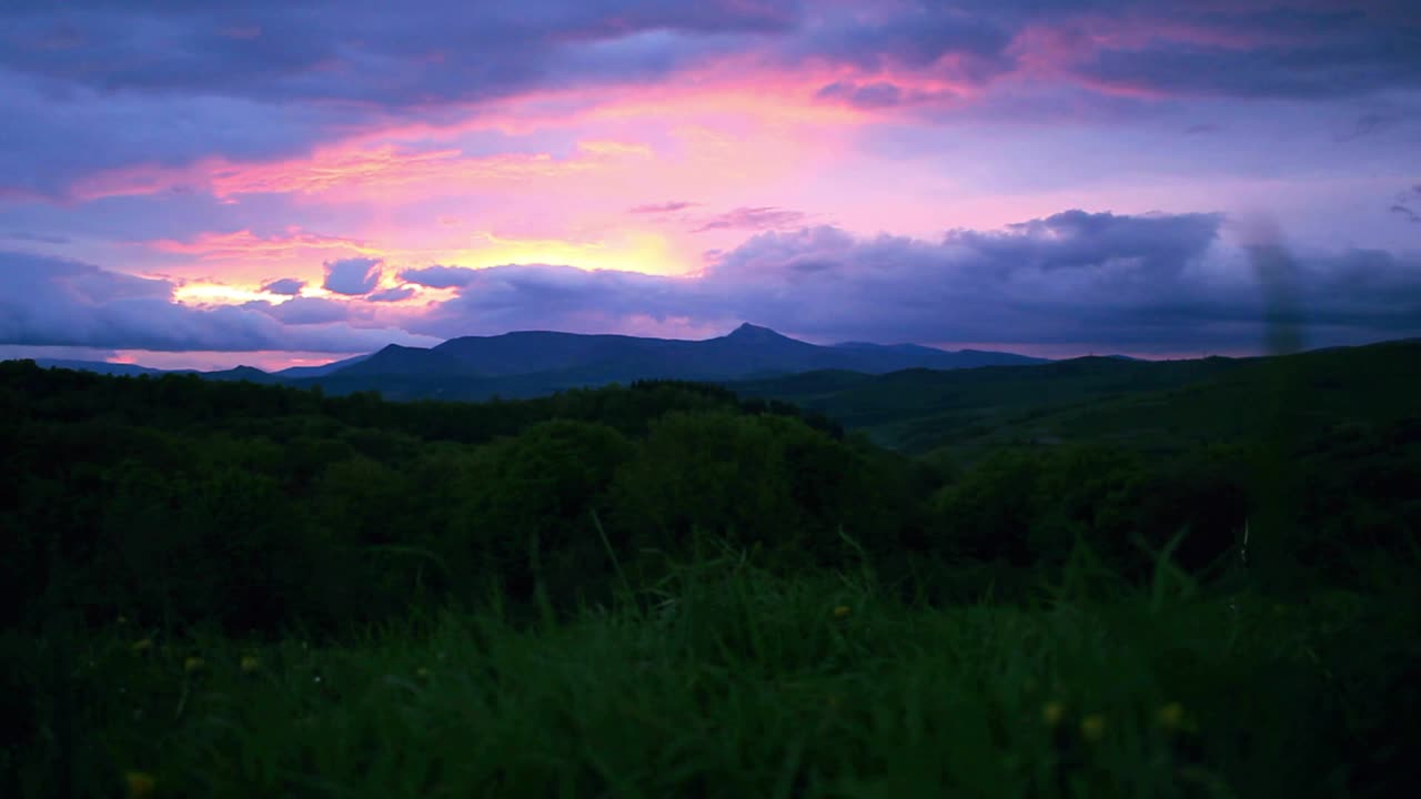 paisaje con montañas por la noche. majestuosa puesta de sol en las montañas paisaje