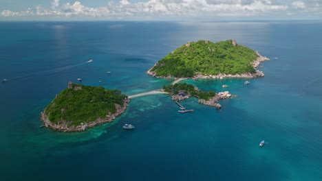 Panoramic-shot-of-Koh-Nang-Yuan-Island,-Koh-Tao-in-Thailand