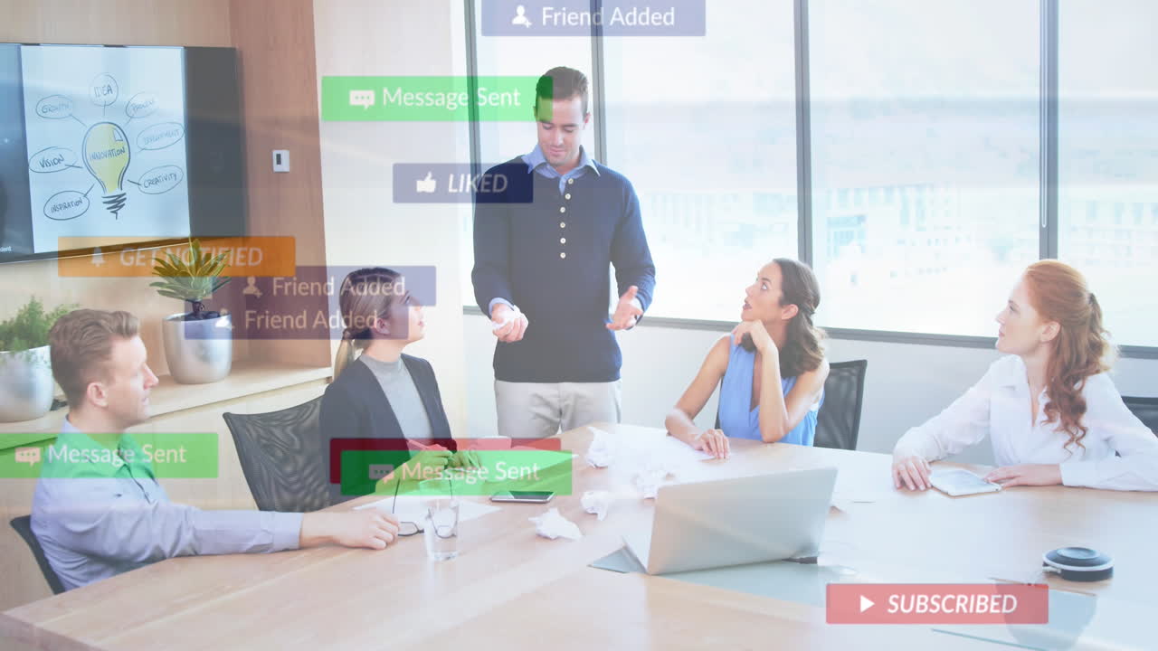 사무실에서 다양한 비즈니스 사람들에 대한 소셜 미디어 데이터 처리의 애니메이션