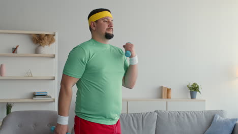 hombre gracioso trabajando en casa con pesas