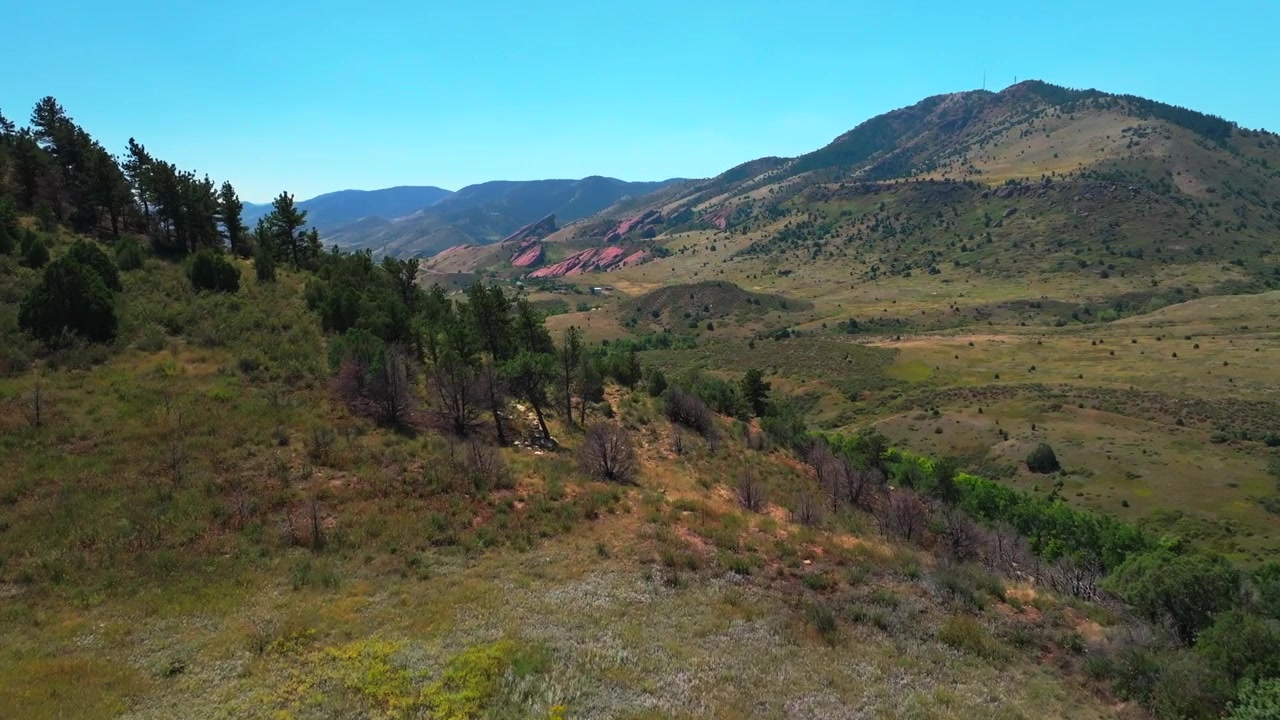 Anfiteatro Red Rocks, fiori a Morrison, Golden, Colorado. Ripresa aerea con drone (c470) di Dinosaur Ridge, Dakota Ridge Trail, pedemontana di Denver, Catena Frontale, Green Mountain. Di giorno, sotto un cielo blu caldo e soleggiato, con movimento di panoramica in avanti