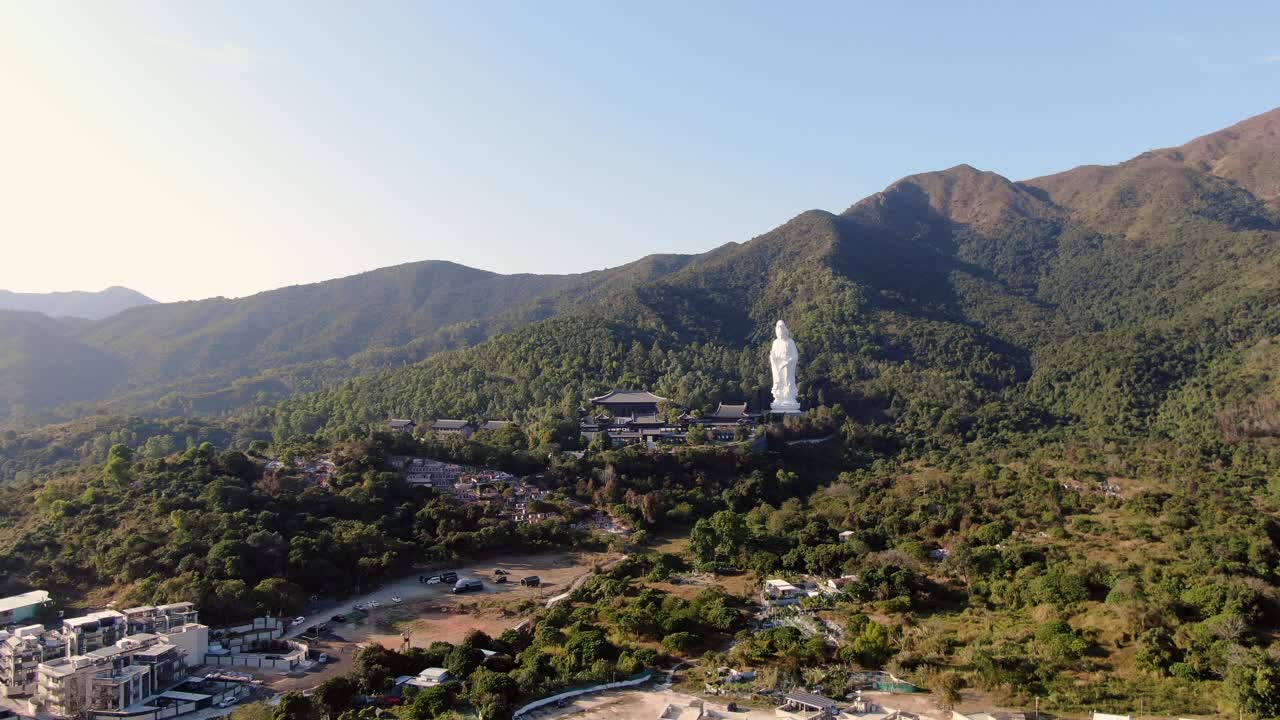 vista aérea de la zona del monasterio de hong kong tsz shan y la famosa estatua de avalokitesvara guan yin, diosa de la misericordia