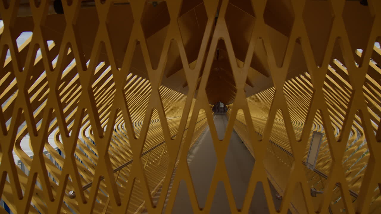 желтый понтонный мост на круизном терминале в антверпене, бельгия